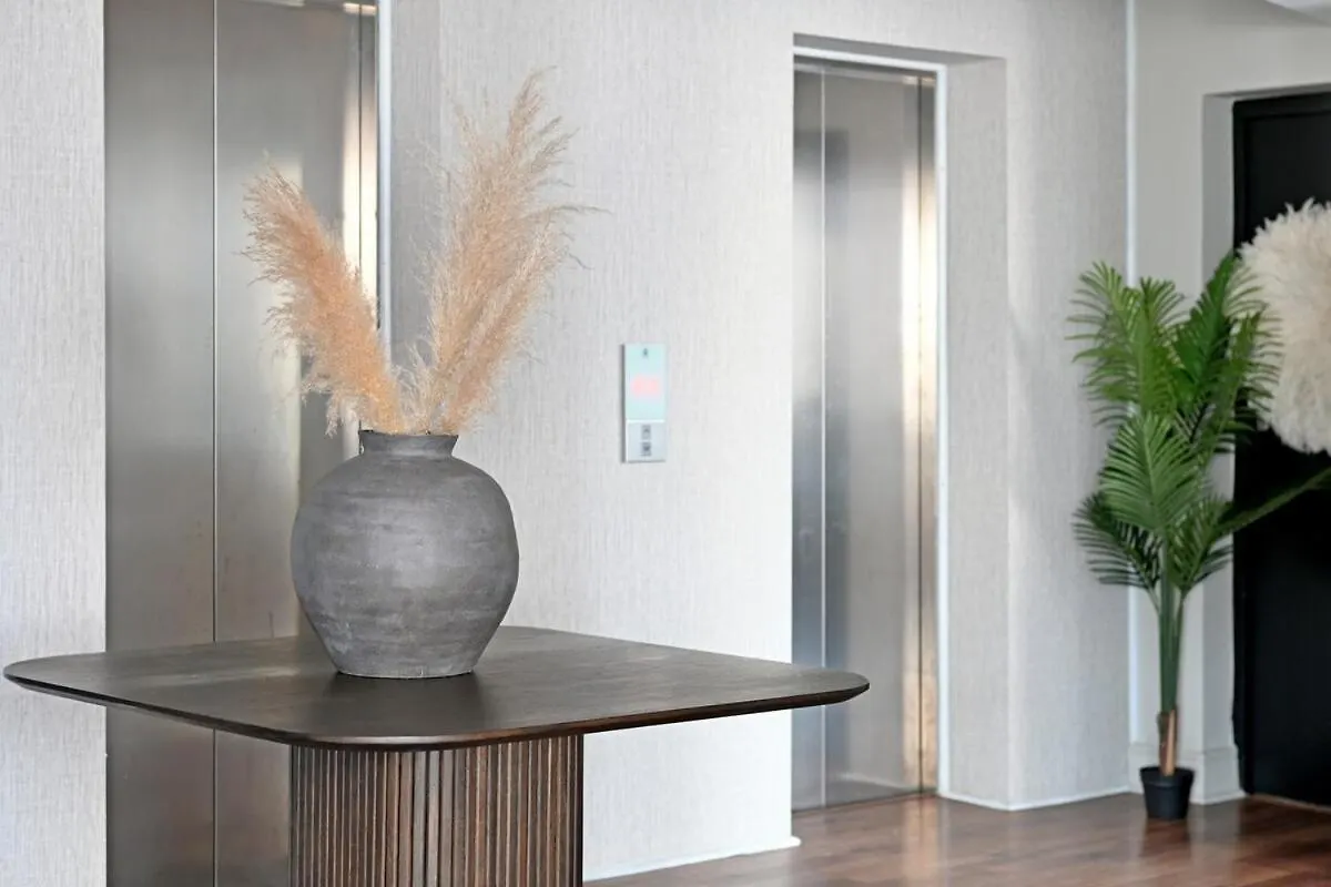 Elevated Luxury 2-Bed Apt With Elevator Access Le Cap Appartement