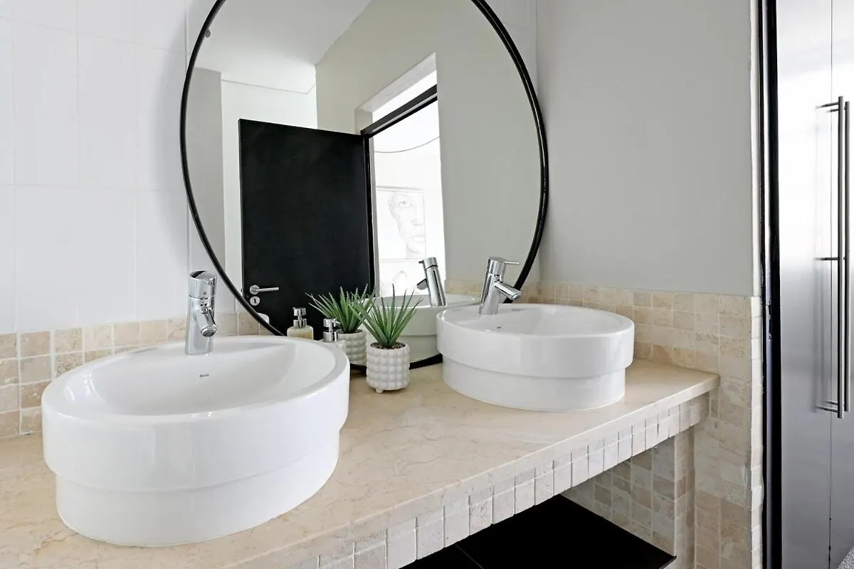 Elevated Luxury 2-Bed Apt With Elevator Access Le Cap