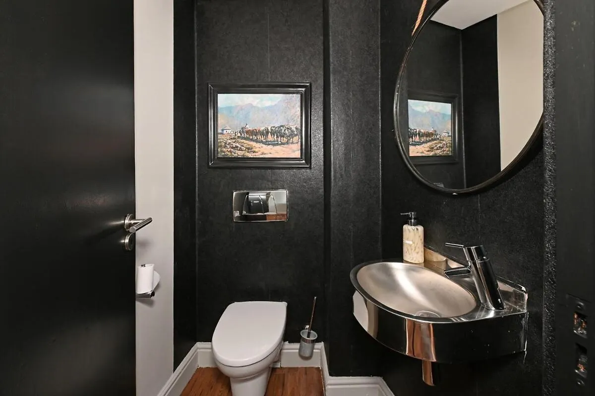 Elevated Luxury 2-Bed Apt With Elevator Access Le Cap